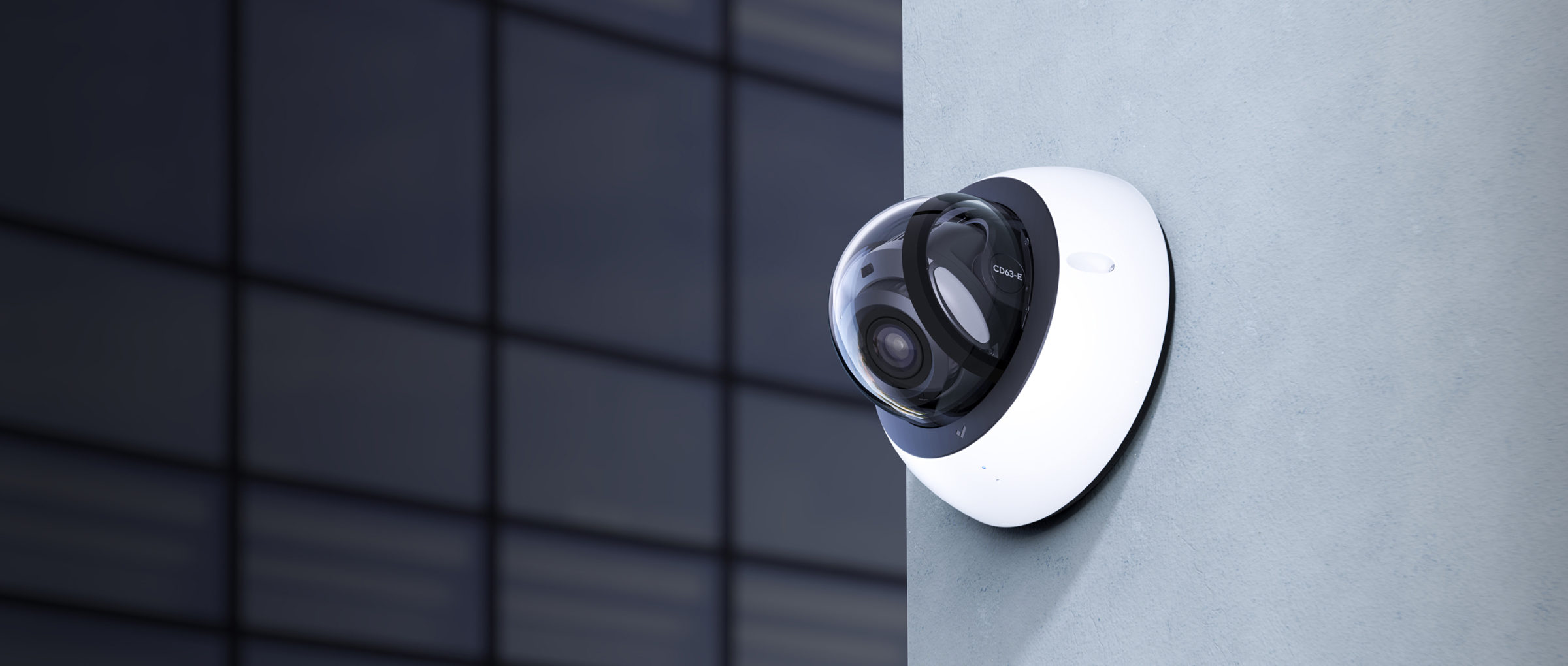 Camara domo Verkada CD63-E instalada en fachada de edificio moderno
